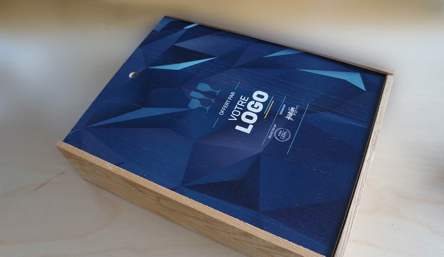 Boîte en bois avec panneau personnalisé.