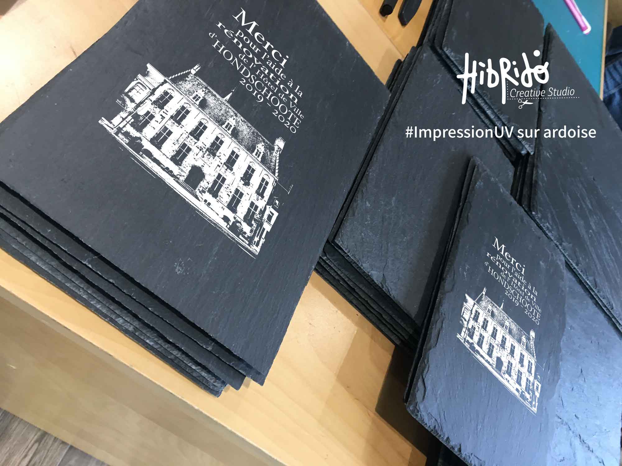 Plaques d'ardoise avec impression UV de bâtiment.