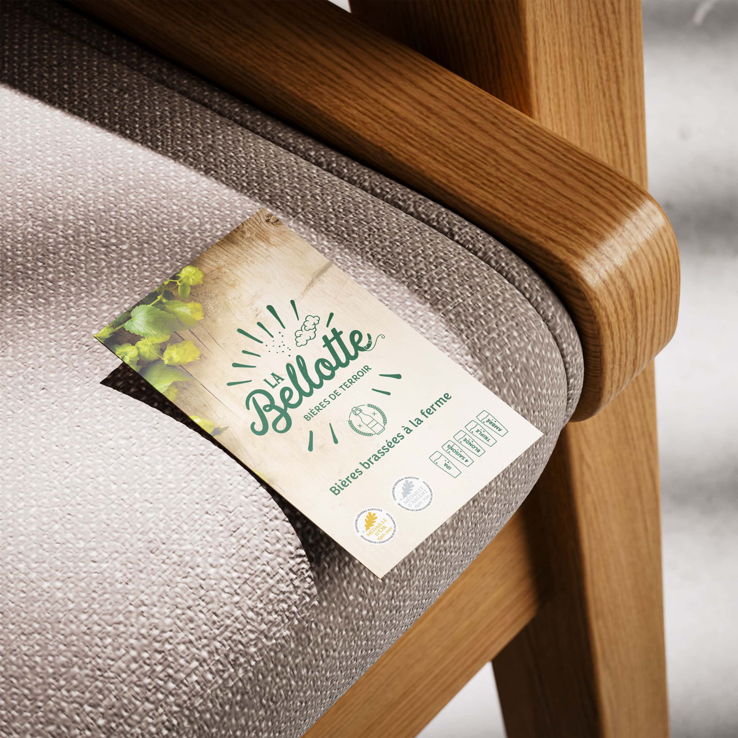 Flyer bière La Bellotte sur une chaise.