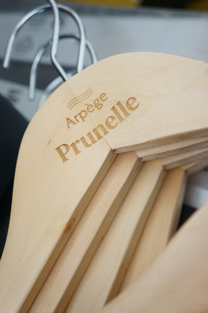 Cintres en bois pour le restaurant Arpège