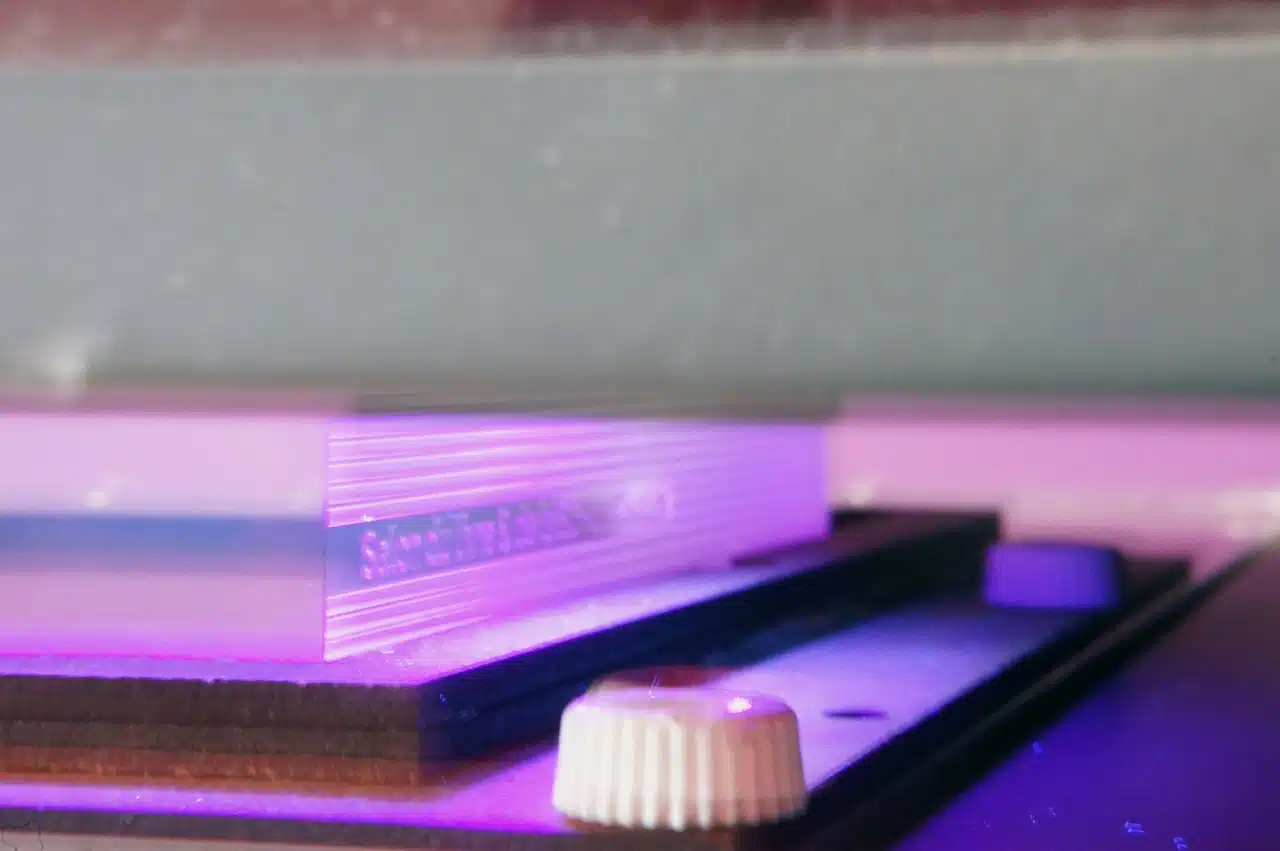 Bloc de plexiglas sous lumière UV