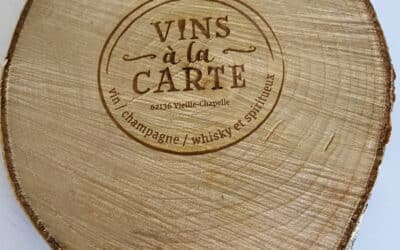 Gravure laser sur rondin en bois