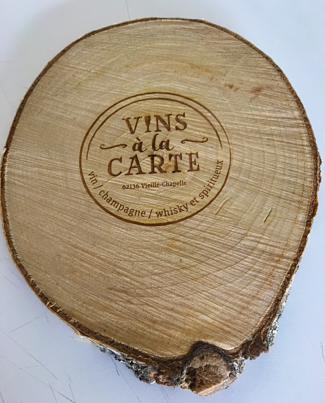 Logo Vins à la carte sur bois.