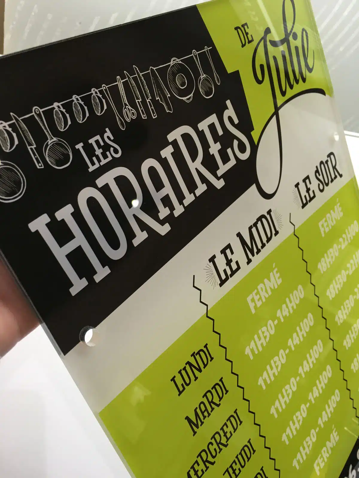 Enseigne avec horaires Les Horaires de Julie.