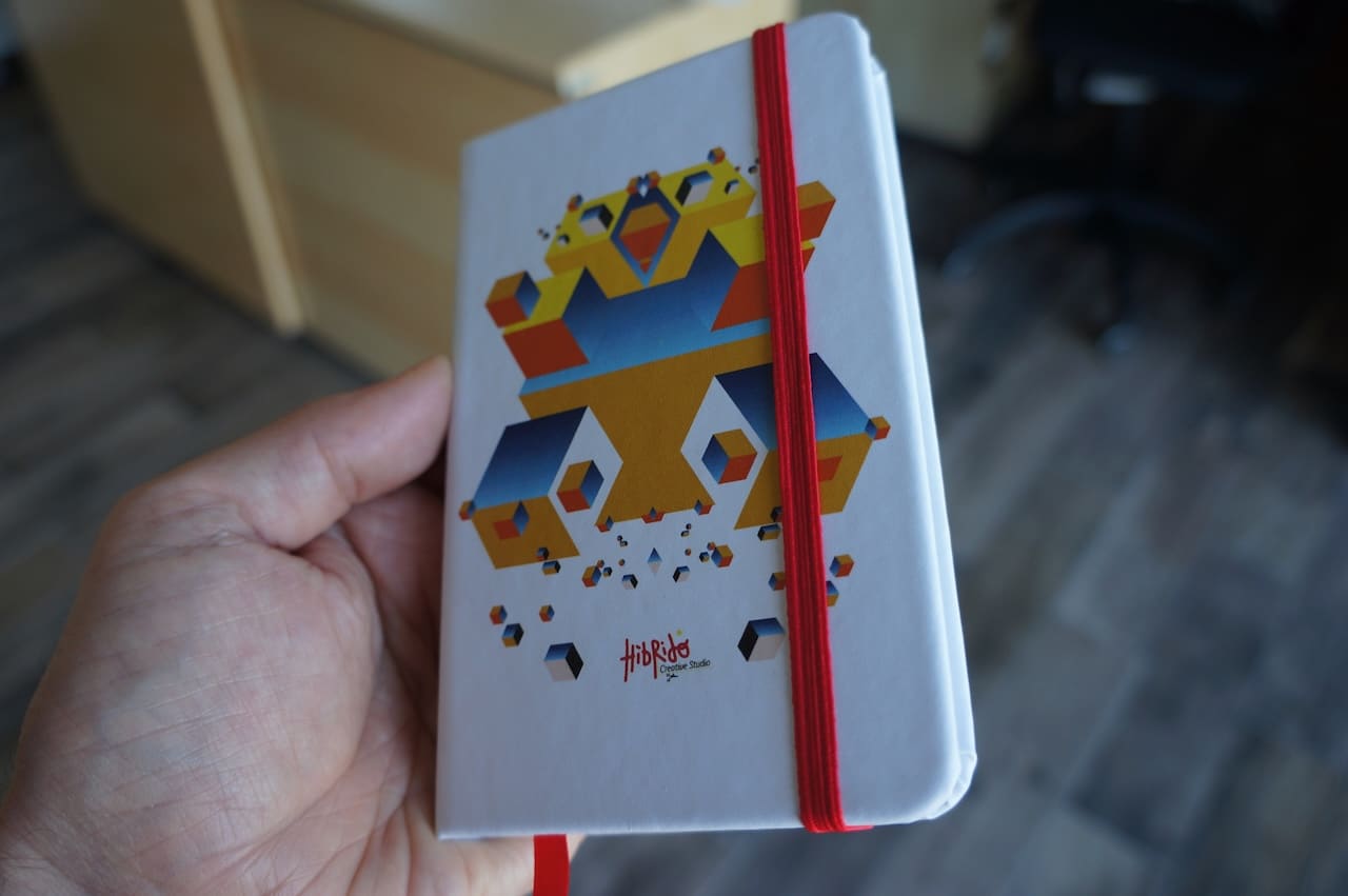 Carnet blanc avec motif géométrique coloré