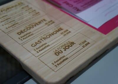 Carte menu restaurant en bois.