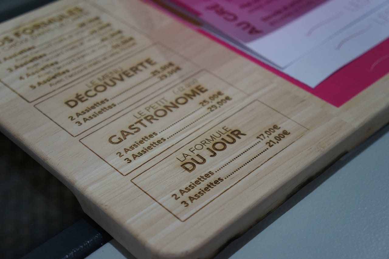 Carte menu restaurant en bois.