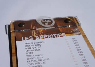 Conception de menu originaux associant bois et plexiglas