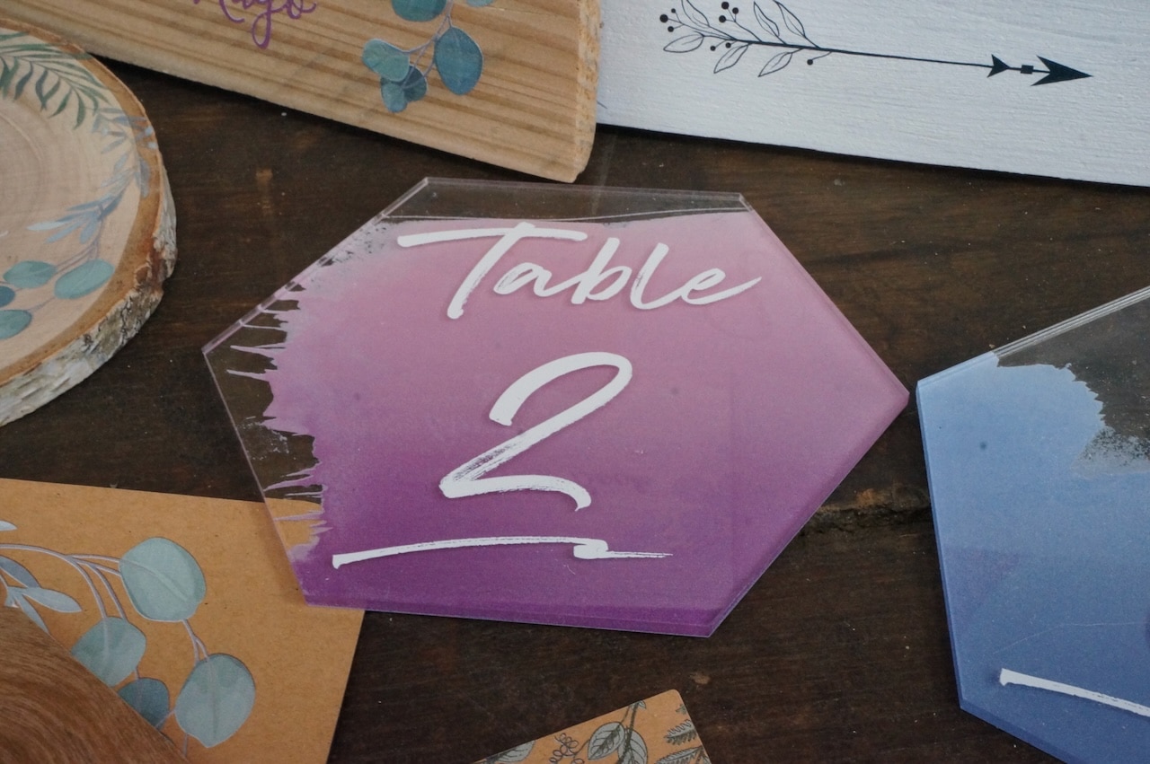 Carte violette indiquant Table 2.