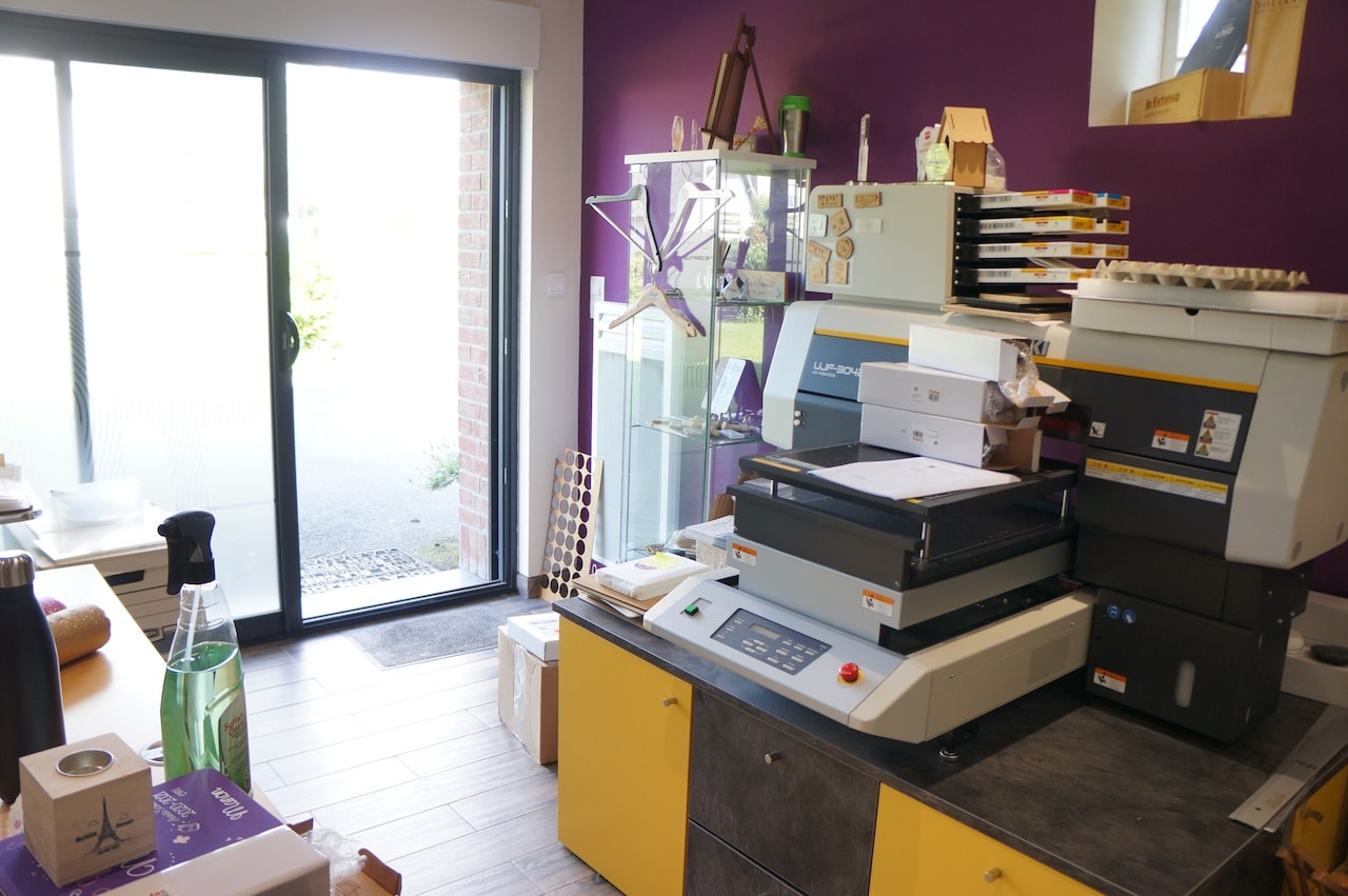 Bureau avec imprimante industrielle et fournitures.