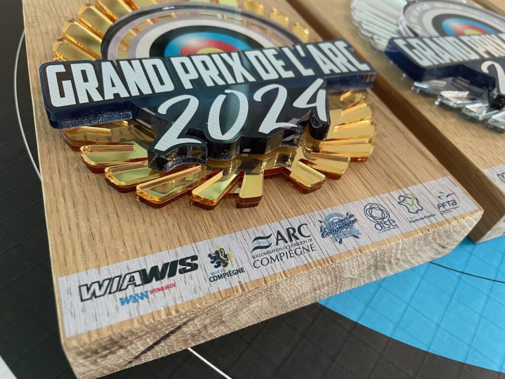 Trophée Grand Prix de l'Arc 2024 en bois.