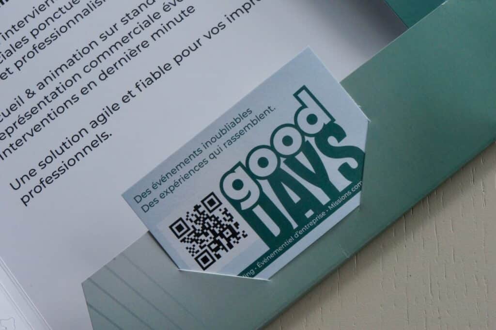Brochure avec QR code et logo 'good DAYS'.