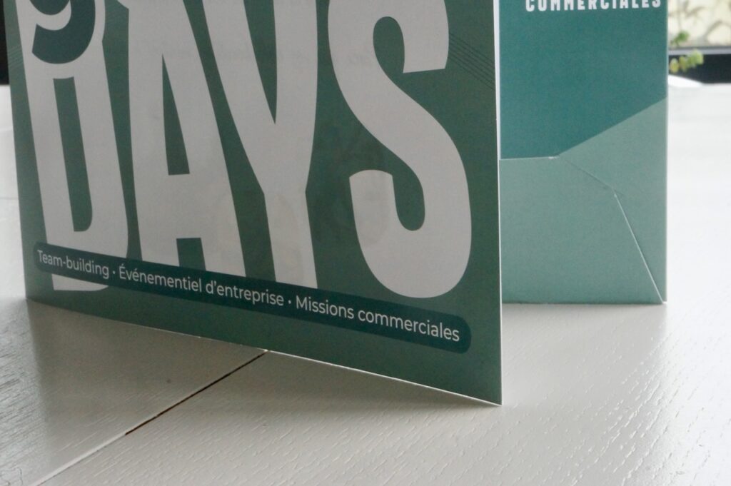 Brochure événementielle pour entreprises sur table blanche.