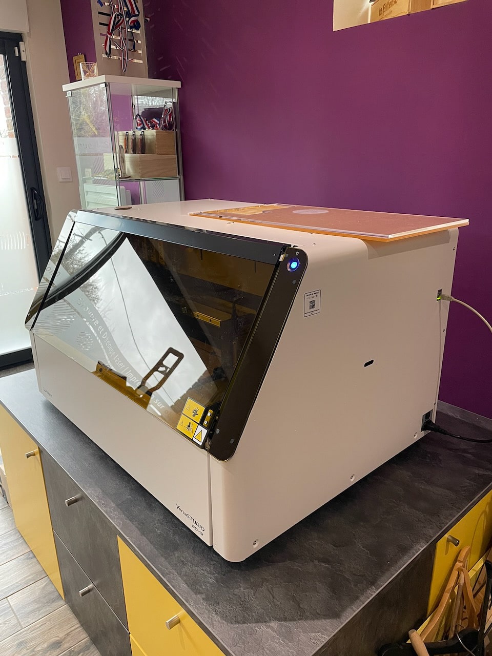 Imprimante UV à plat ROLAND BD-12 sur un bureau violet.