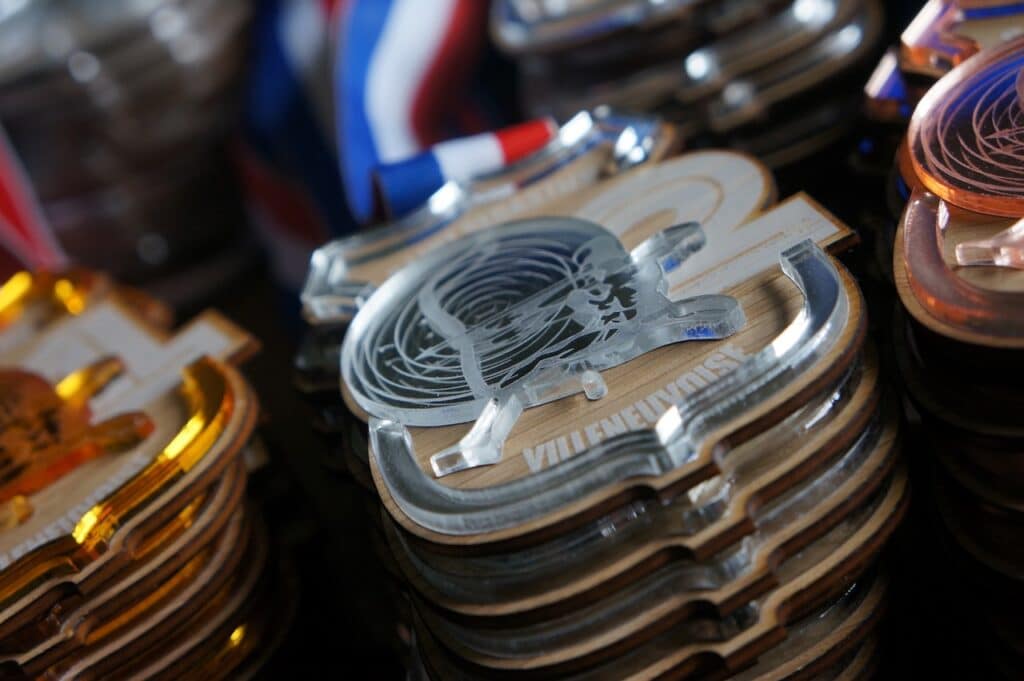 Médailles en piles avec détails argentés