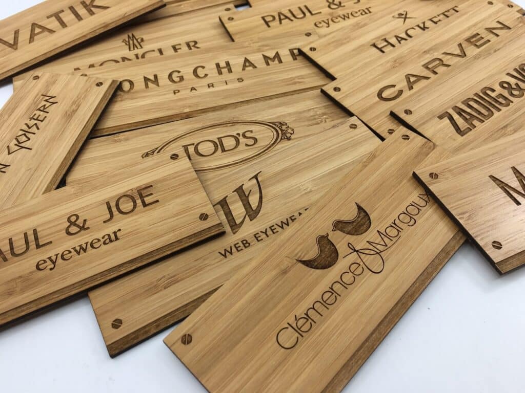 Plaques en bois de plusieurs marques.