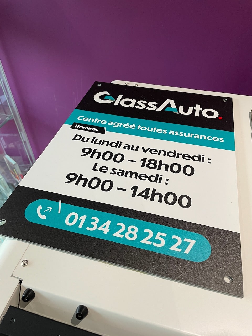 Panneau horaires GlassAuto et numéro de téléphone.