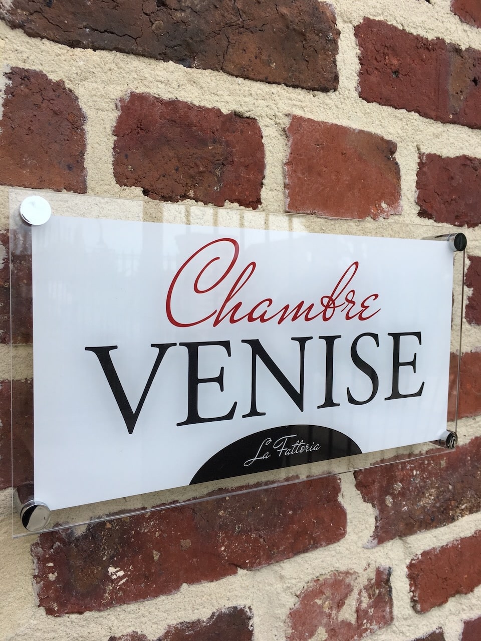 IMG_7357 Plaque "Chambre Venise" sur mur de briques
