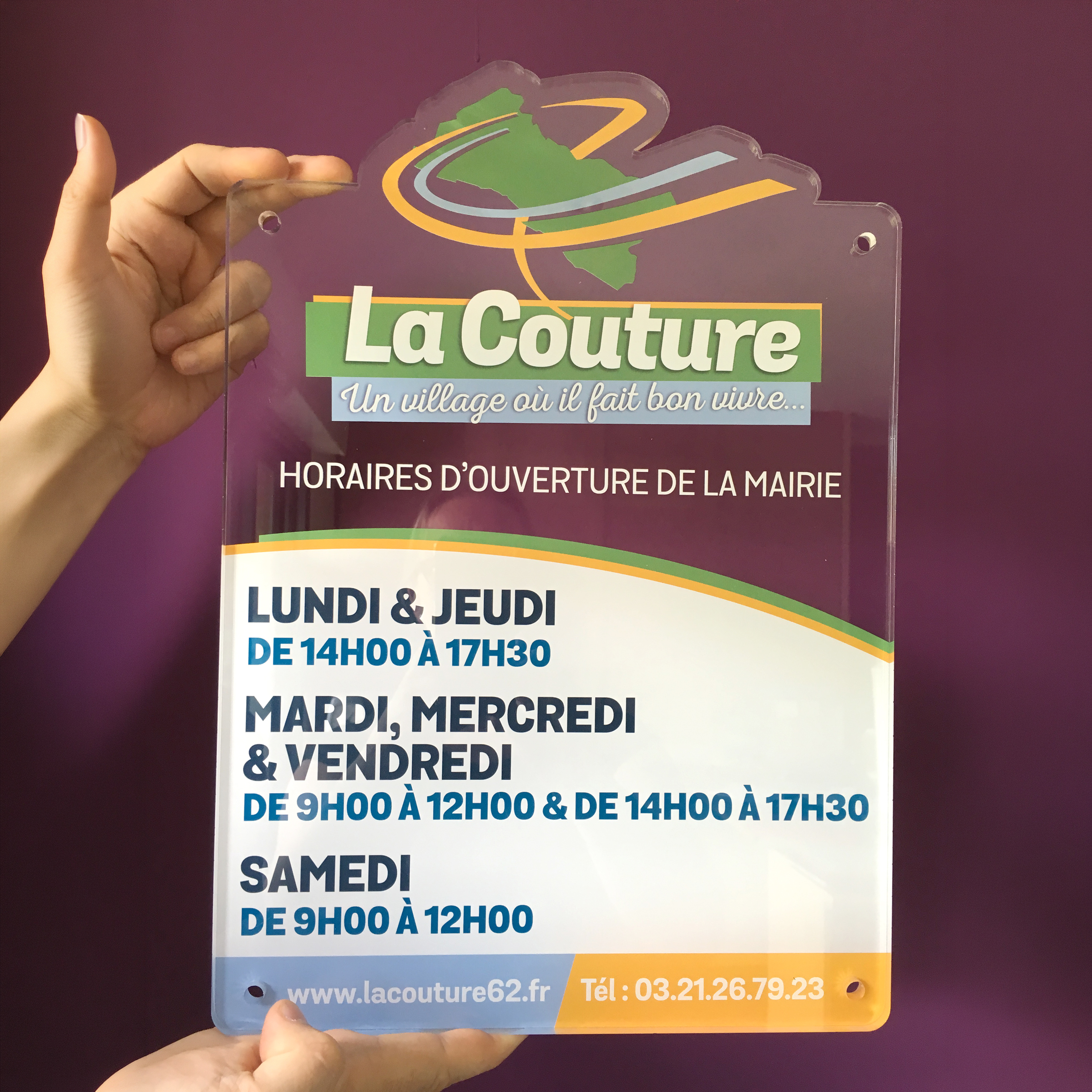 Panneau en plexiglas horaires mairie de La Couture